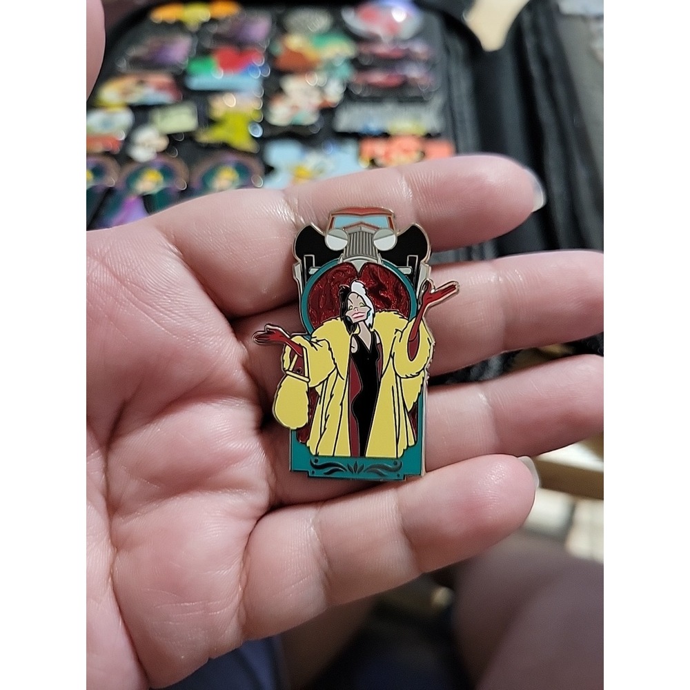 Disney Parks Villains Window Portrait Mystery Pin Cruella